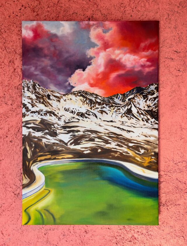 Sunset (2026), olio su tela di iuta , 120x80 cm 

🎨 L’opera è parte del ciclo spin off sui cieli della serie Pools e presenta una scena dal forte impatto visivo che riflette sul cambiamento climatico e sulle nubi tempestose mascherate da zucchero filato che percepiamo addensarsi ogni giorno di più sulle nostre esistenze.

~

Sunset (2026), oil on jute canvas, 120x80 cm

🎨 The painting is part of the spin-off Pools series on skies and presents a visually striking scene designed to prompt reflection on climate change—and on the storm clouds, disguised as cotton candy, that we sense gathering ever more thickly over our lives.

#oilpaintingoncanvas #poolpainting #mountainpainting #surrealpainting #oliosutela